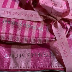Rare Beautiful set of 3 brand new Victoria’s Secret cosmetic bags sm, m, large